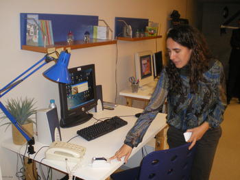 Nuria Sanz, jefa de proyectos de 'Servicios para el Hogar', muestra el funcionamiento del dispositivo de reconocimiento de flujo sanguíneo.
