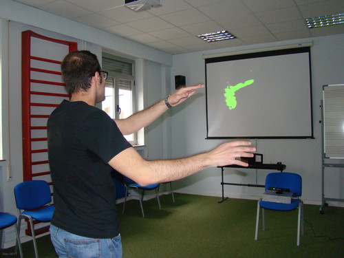 Un usuario interactúa con el dispositivo E-MOCOMU.
