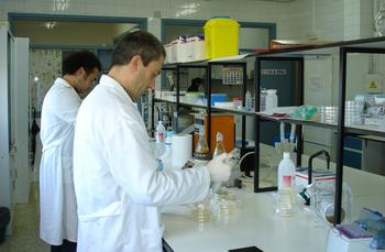 Investigadores en el laboratorio de la Estación Agrícola Experimental