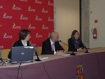 Fernando Sánchez Pascuala presenta la nueva web sobre navegación segura junto a Carolina Blasco y Pilar Alonso.