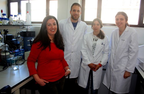 Mónica Balsera, a la izquierda, junto a otros miembros de su equipo de investigación.