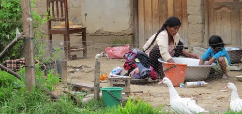 Una mujer y una niña en una comunidad de la región del Chaco (Bolivia)/ISGlobal