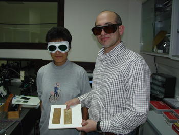 El investigador Pablo Moreno y una de sus ayudantes muestran la tela donde realizan las pruebas