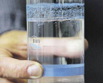 Agua donde se ha producido el ensayo de eliminación de glifosfato (FOTO: UNL).