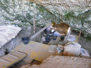 Excavación en la Cueva del Mirador