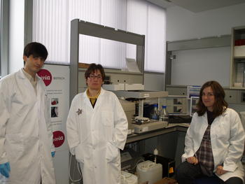 Daniel Primo, junto a dos investigadoras de Vivia Biotech.