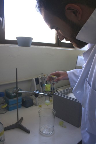 Un investigador realiza experimentos en un laboratorio del IRNASA.