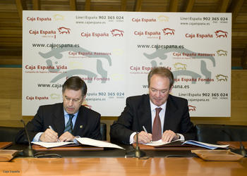 Un momento de la firma del convenio entre Caja España y el Colegio de Veterinarios.