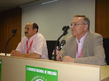 Enrique Villar, izquierda, clausura el congreso de virología.
