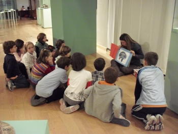 Escolares asisten a un taller sobre Darwin.