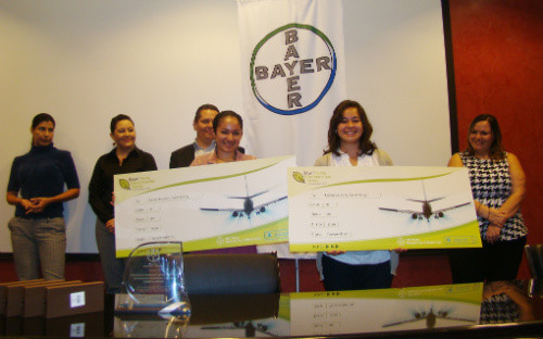 Claudia Escobar Prado e Irene Sánchez Villalobos, estudiantes de la UCR, fueron premiados por la empresa Bayer Centroamérica y el Caribe por sus investigaciones el 19 de setiembre del 2013. Foto: L.Pineda.