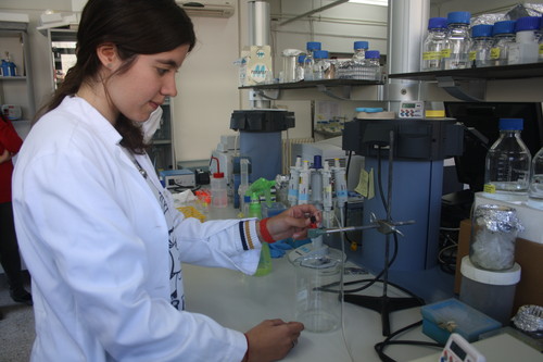 Una investigadora del IRNASA realiza un experimento.