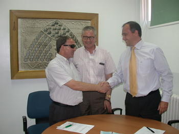 Pablo Barber, del IOBA (a la derecha) junto a Félix Román (izquierda), presidente de Aclarp, y a José Luis San José, secretario