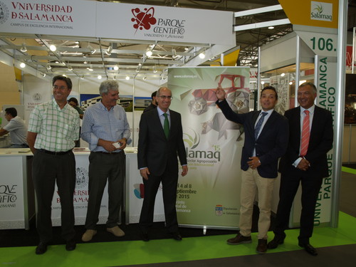 Javier Iglesias y Juan Manuel Corchado, en el centro, junto a otros representantes de la Universidad de Salamanca.