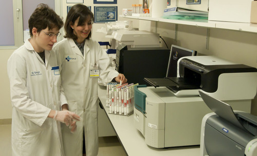 La profesora de la Universidad de Valladolid Alicia Armentia y la técnico de Alergia Blanca Martín, en el Laboratorio.