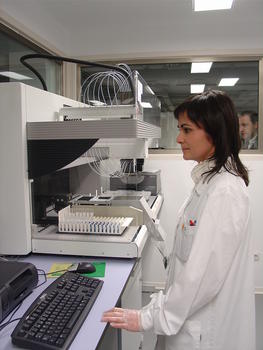 Una de las técnicos del Banco Nacional de ADN, en los laboratorios
