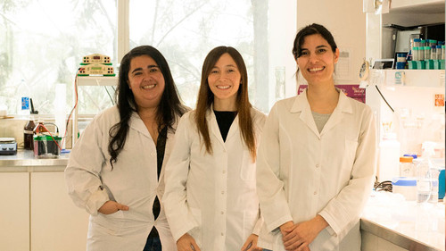 Natalia Contreras (izq.), Daniela Castillo y Julieta Roldán, autoras del avance que apunta al desarrollo de “HPV test”. / CONICET.
