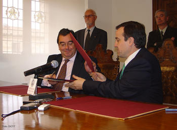 El director de la Fundación Ramón Areces, Raimundo Pérez-Hernández y Torra (i), y el rector de la Universidad de Salamanca, José Ramón Alonso