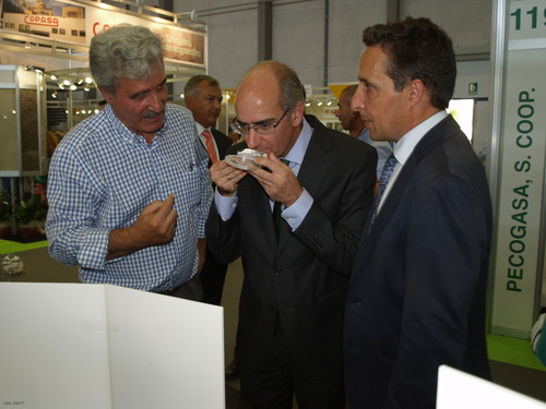 El presidente de la Diputación aprecia la calidad de las trufas logradas por el equipo de investigación de la USAL.