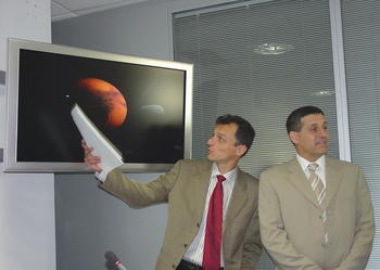 Duque, director de Deimos Imaging, y Miguel Belló, presidente de la misma empresa en una foto de archivo