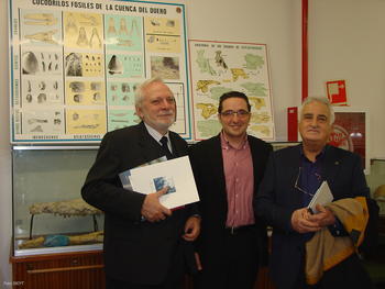 De izquierda a derecha, Emiliano Jiménez; el decano de Ciencias, Juan Manuel Corchado; y Luis Alonso.