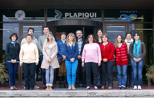 El equipo de investigación de Ingeniería de Alimentos de Plapiqui. FOTO: CONICET