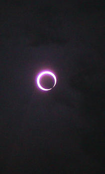 Imagen del eclipse de Sol anular en el momento en que la Luna atraviesa la estrella