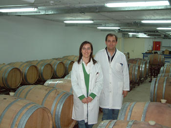 María del Álamo e Ignacio Nevares en su lugar de investigación.