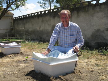 Pieter Hoff muestra su invento, una incubadora de agua inteligente.