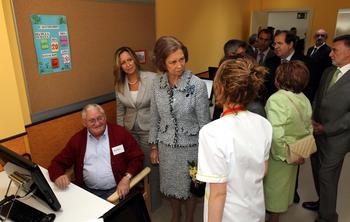 La Reina Sofía atiende las explicaciones de una asistente en la inauguración del centro de atención integral para enfermos de alzhéimer en León.
