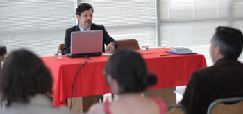 El profesor de la Universidad Federal de Paraná Francisco de Assis Mendonça, en la UC. Foto: UC