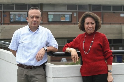 Los profesores, Estela Assureira y Marco Assureira, del Departamento de Ingeniería e integrantes del Grupo de Investigación Carbón Biomasa. FOTO: PUCP.