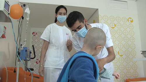 Niño hospitalizado por leucemia.