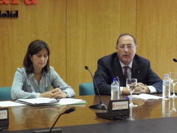 Carlos Moro, presidente de la Asociación de Biotecnología de Castilla y León, junto a la secretaria de la organización, Cristina Ramírez.