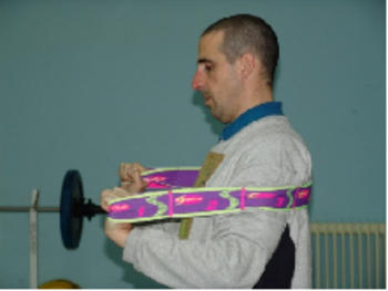 Un enfermo de esclerosis múltiple realiza un entrenamiento con bandas elásticas (Foto: IBIOMED)