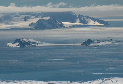 Isla de la Antártida en la que se tomaron las muestras. Foto: UN.