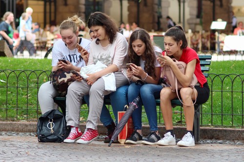 Adolescentes con móviles. Foto: F. Descubre.