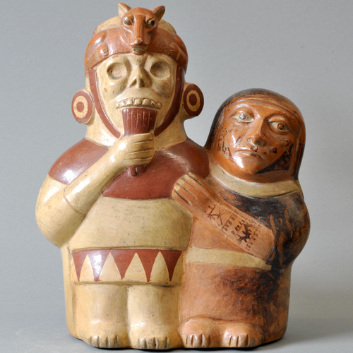 Figura de cerámica de la cultura Moche de la costa norte del Perú, que representa una figura humana tocando la flauta de pan./Aguirre-Fernández / Museum zu Allerheiligen, Sammlung Ebnöther.
