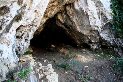 Boca de a Cueva de Amalda, uno de los 13 yacimientos estudiados/Joseba Ríos