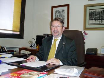 El coordinador de la investigación, José María Villar, en su despacho de la Universidad de León