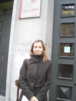 La investigadora Jimena Rojas, en la puerta de la Facultad de Medicina.
