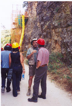José María Bermúdez de Castro y Eudald Carbonell (de espaldas) en Atapuerca