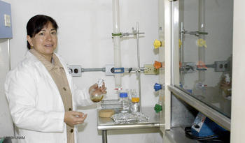 Una de las investigadoras que trabaja en el diseño de un biochip para la detección de tuberculosis.