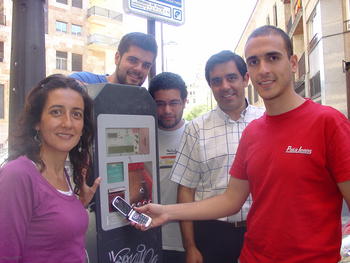 Alumnos y profesores de la Universidad Pontificia de Salamanca que han creado el sistema de pago de la ORA por móvil.