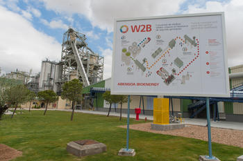 Planta de Abengoa con un cartel explicativo de la tecnología W2B. Foto: Abengoa.