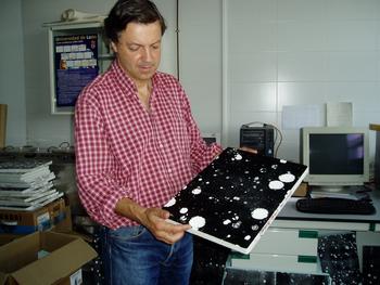 El profesor José Luis Sánchez muestra una de las placas utilizadas como sensores de granizo