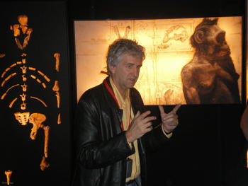 El investigador Juan Luis Arsuaga, explica los contenidos de la muestra 'Atapuerca y la evolución humana'