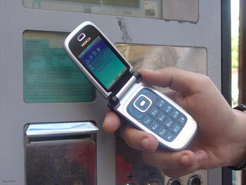 Para que el sistema basado en tecnología NFC funcione, hay que acercar el móvil al poste.