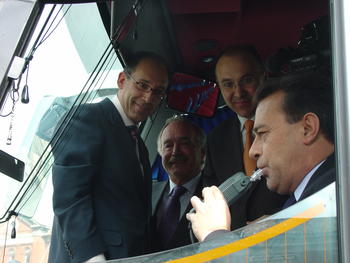 El conductor de un autobús sopla en el Alcolock ante la mirada del presidente de la Diputación y el catedrático de Farmacia que colabora en el proyecto