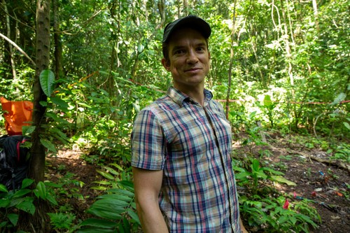 Andrew Notthingham en su actual sitio de investigación en la Isla Barro Colorado en Panamá.